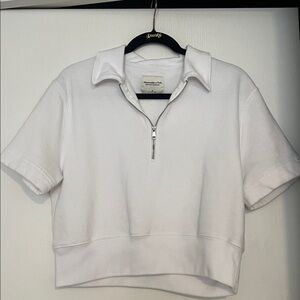 NWT Zippered short sleeve sweatshirt